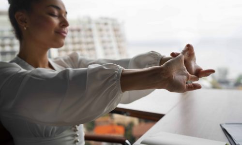 Femme qui s'etend au travail yeux fermés bien-être détente